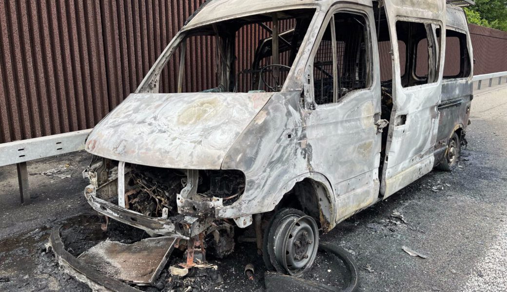  Ein zum Wohnmobil umgebauter Lieferwagen brannte vollständig aus. 