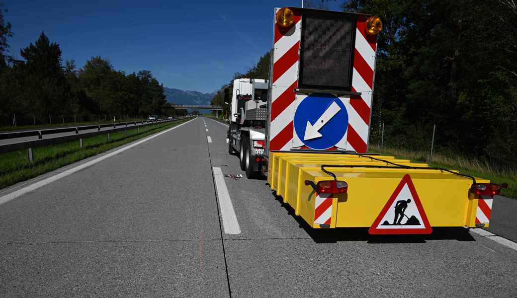 Der Lastwagen, der den Spurabbau signalisierte, bildete ein Nadelöhr.