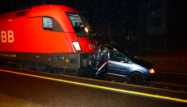 Bahnübergang mit Strasse verwechselt: Kollision mit Zug
