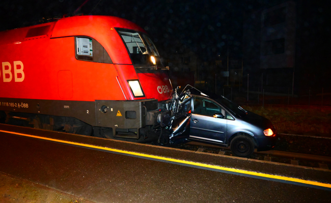 Bahnübergang mit Strasse verwechselt: Kollision mit Zug