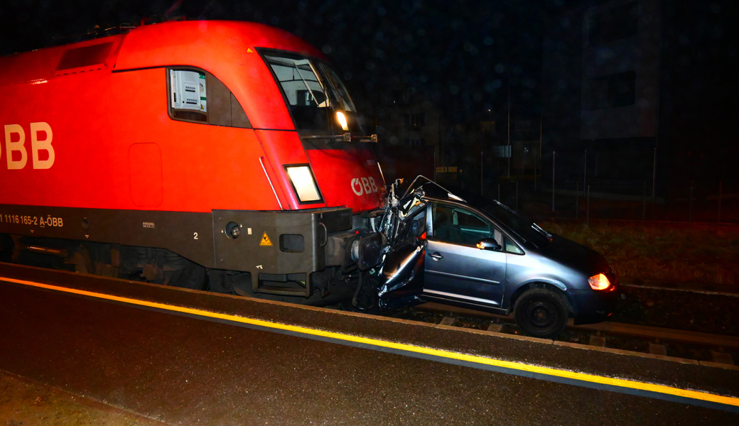 Bahnübergang mit Strasse verwechselt: Kollision mit Zug