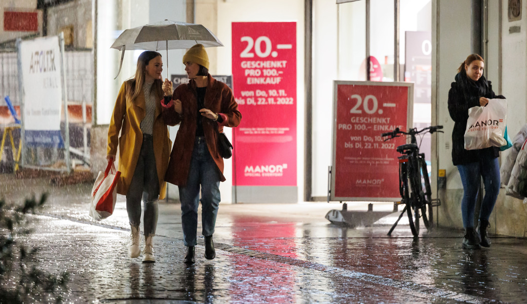Sollen Läden werktags bis 22 Uhr offen haben dürfen? Die Frage wird an der Urne beantwortet.