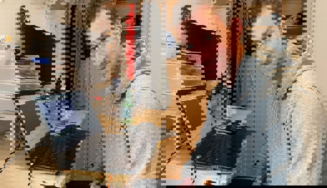  Jerome Trachsel an seinem Arbeitsplatz, wo neue Programme geschrieben und Ideen so umgesetzt werden. 