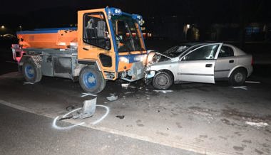 Auf vereister Fahrbahn ins Rutschen geraten und gegen Lastwagen geprallt