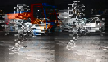 Auf vereister Fahrbahn ins Rutschen geraten und gegen Lastwagen geprallt