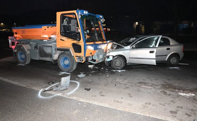 Auf vereister Fahrbahn ins Rutschen geraten und gegen Lastwagen geprallt