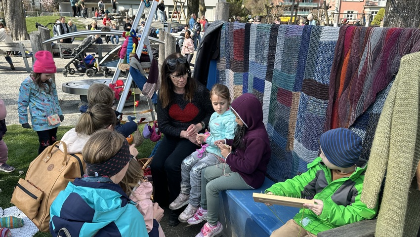Kinder entdecken das Lismen für sich. Bea Frei zeigt ihnen, wie es geht.Bilder: PD