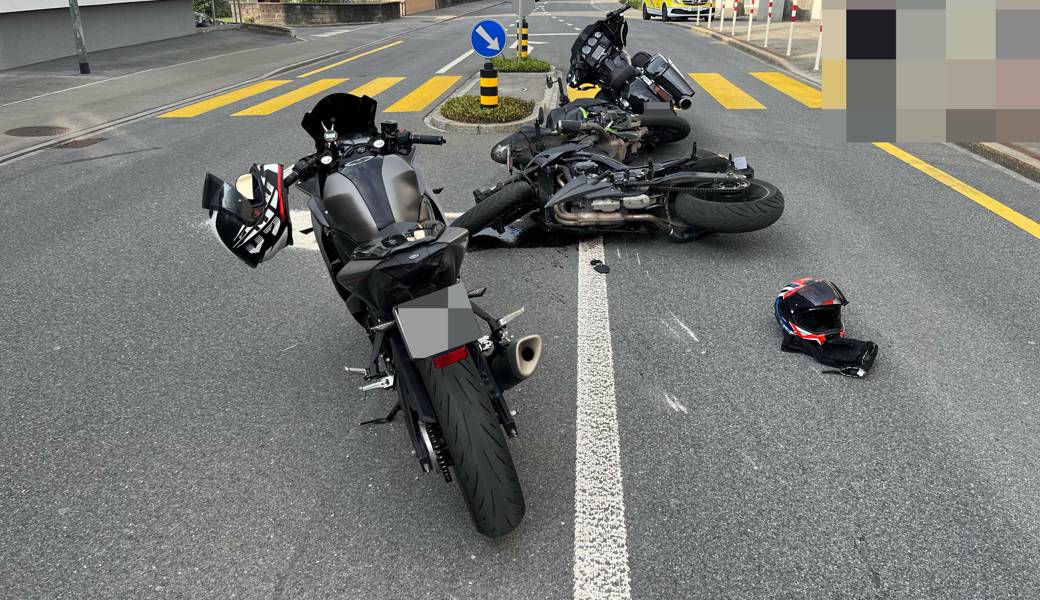 Vor einem Fussgängerstreifen auf der Seveler Bahnhofstrasse kam es zur Kollision dreier Motorradfahrer.