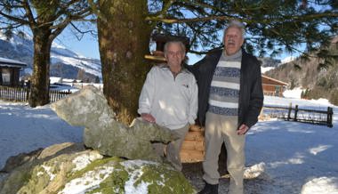 Der zweite Umzug war einfacher: Zwei Bergfreunde und eine Skulptur