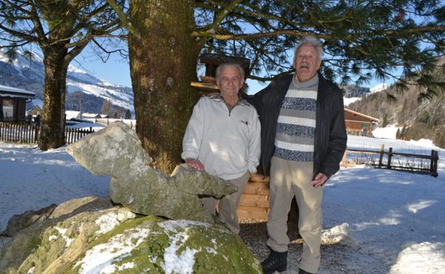 Der zweite Umzug war einfacher: Zwei Bergfreunde und eine Skulptur