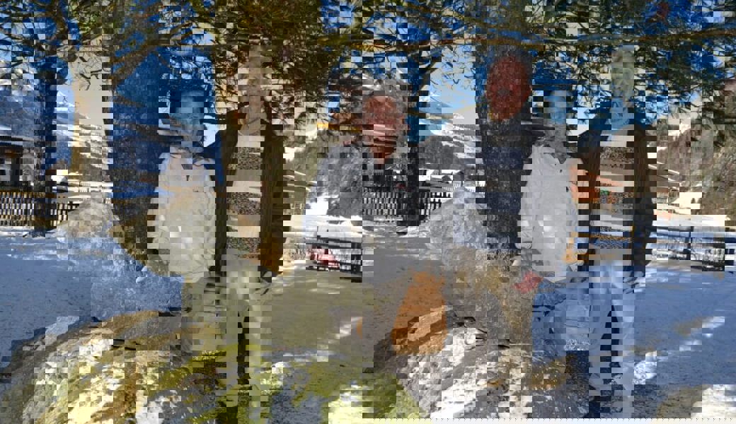  Peter Diener senior (links) und sein Bergfreund Hannes Frey zusammen mit der steinernen Skulptur Gulmenhund. 