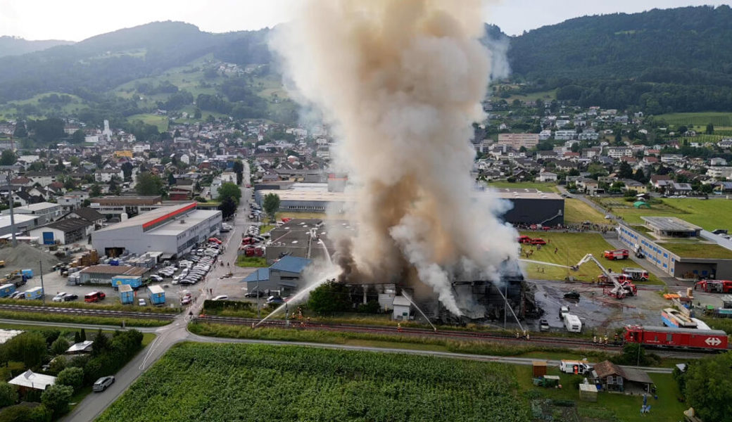  Im Juni wurde die Halle in Rebstein ein Raub der Flammen. 