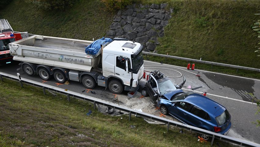Luftaufnahme der Unfallsituation. Luftaufnahme der Unfallsituation.