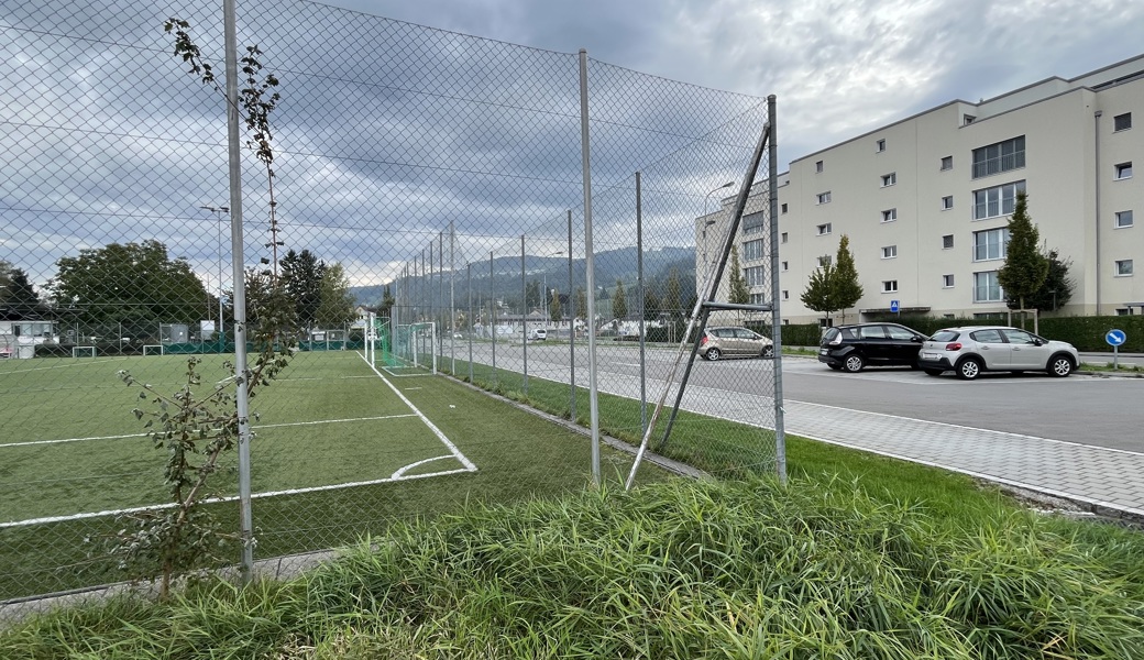 Am Rheinecker FC-Trainingsplatz neben dem Schwimmbad fuhr die 27-jährige Raserin mit rechtlich relevanten 120 km/h vorbei. 