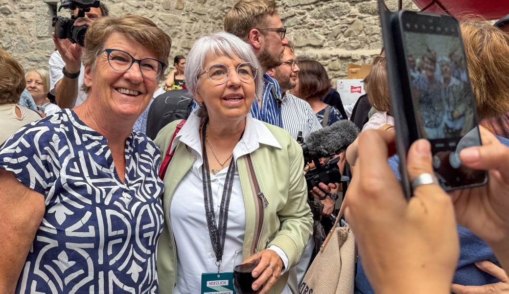 In Rapperswil standen die sieben Bundesrätinnen und Bundesräte – im Bild Elisabeth Baume-Schneider – für Selfies mit der Bevölkerung zur Verfügung.