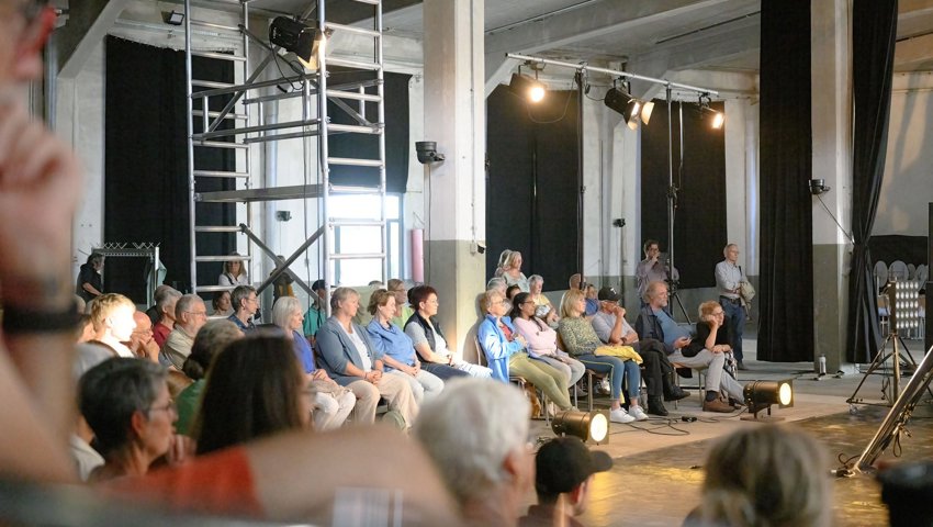 Das Publikum in der Wiler Lokremise nutzte die Chance, auch Fragen zu stellen. Das Publikum in der Wiler Lokremise nutzte die Chance, auch Fragen zu stellen.