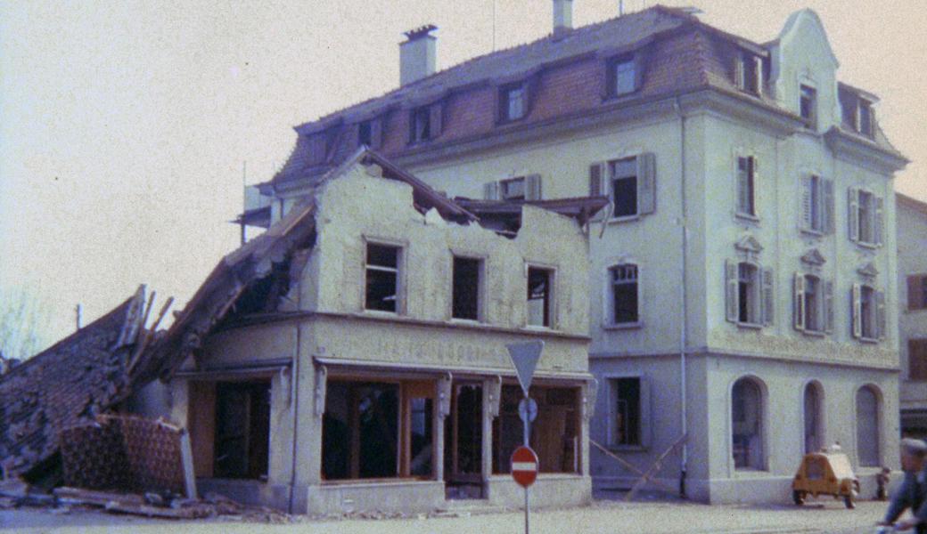 Abriss des Hauses an der Bahnhofstrasse 54 (links) und der einstigen Kantonalbank im Frühling 1970.