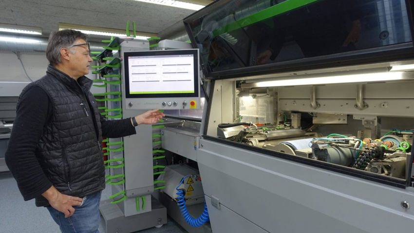 Andreas Allmann vor der Maschine, die er entwickelt hat.