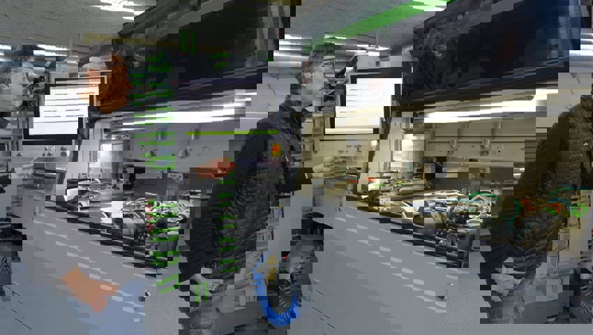  Andreas Allmann vor der Maschine, die er entwickelt hat.