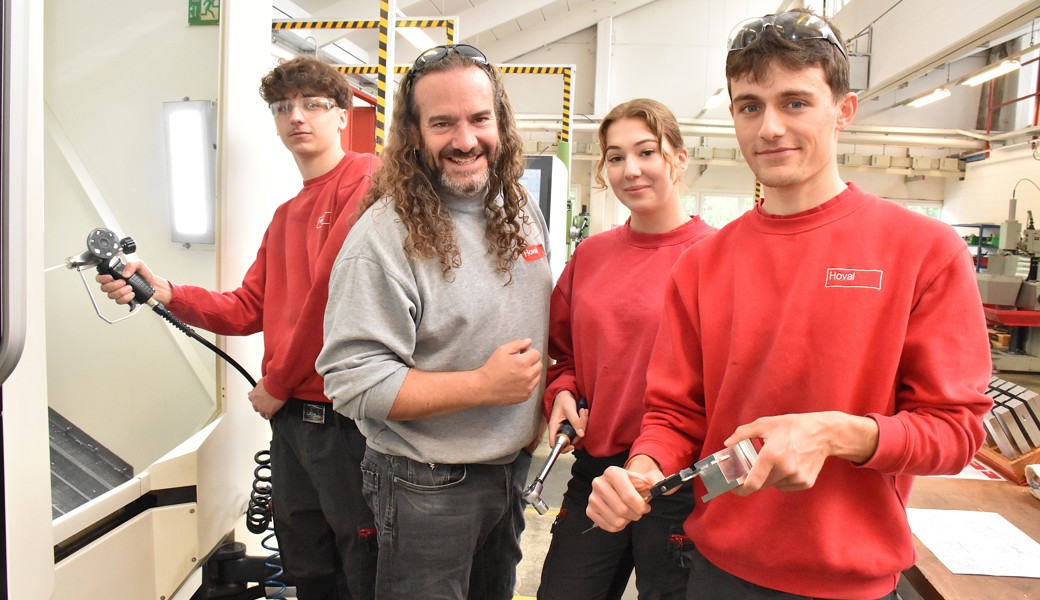 Thomas Graf mit dem lernenden Polymechaniker David Gerster (links), der lernenden Polymechanikerin Nina Häring und dem frischdiplomierten Polymechaniker Felix Sprenger.