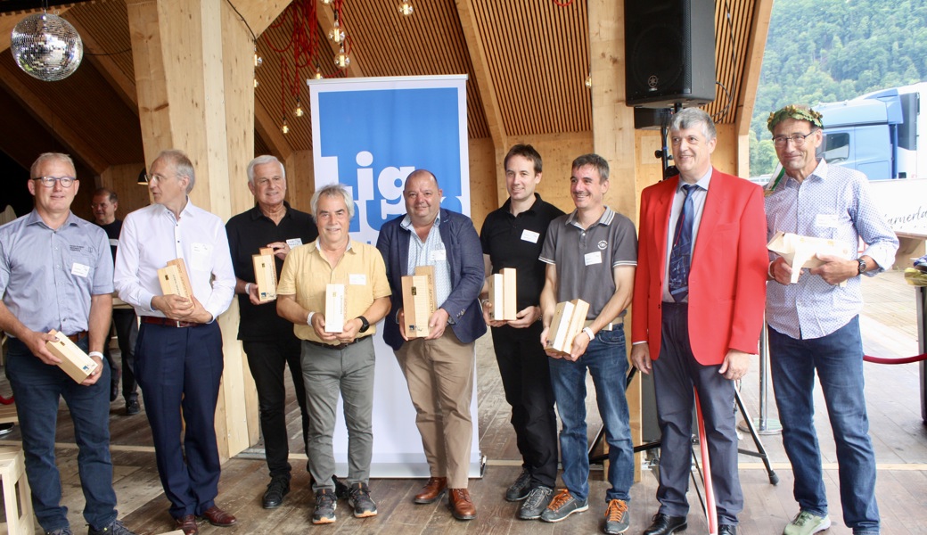 Der «St. Galler Holzchopf 2025» Res Näf (Mitte), flankiert von den weiteren Preisträgern (von links) Thomas Abderhalden, Marc Steiner, Rolf Knie, Jakob Koster, Roman Gabathuler, Adrian Scherrer, Sepp Fust (Lignum-Holzkette-Präsident) und Erwin Rebmann. 