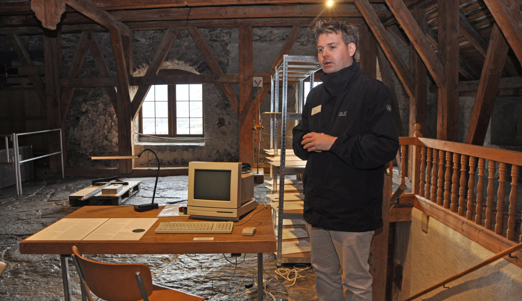 Fabian Hümer während der Vorbereitung zur Ausstellung im Dachgeschoss von Schloss Werdenberg, die am 1. April begonnen hat und am 18. Mai enden wird.