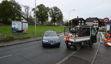 32-jähriger Lieferwagenfahrer verletzt sich leicht nach Abbiegemanöver