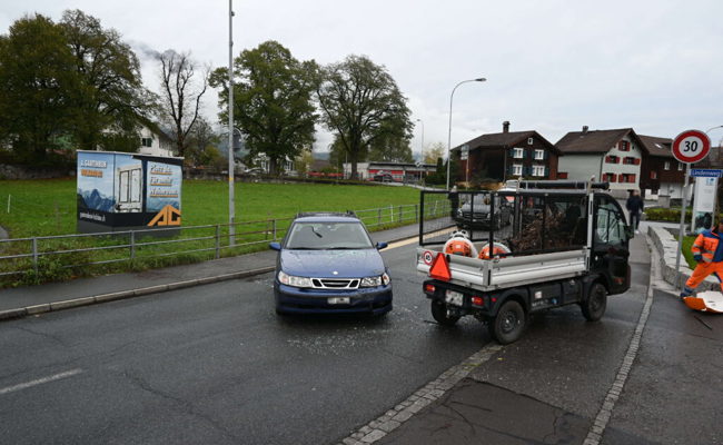 32-jähriger Lieferwagenfahrer verletzt sich leicht nach Abbiegemanöver