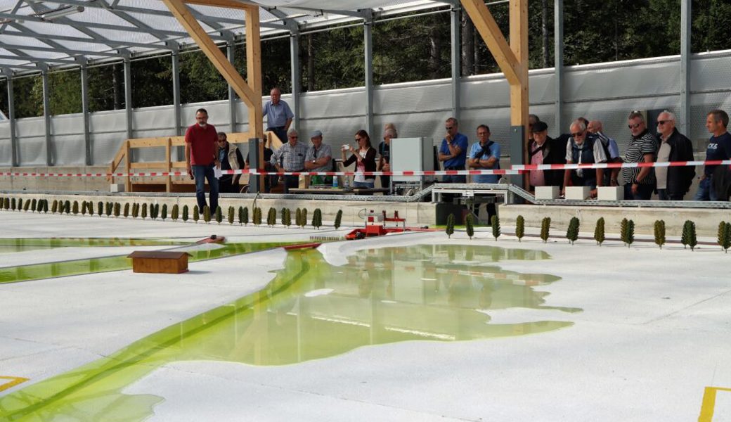  Am Modell des Rheintaler Binnenkanals wird eindrücklich aufgezeigt, wie künftig ein Hochwasserereignis ablaufen wird. 