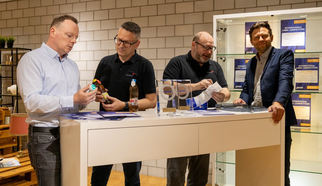 Produktentwickler der Helvetikett AG begutachten Erzeugnisse, von links: Bernd Dehm, Kenan Sehic, Linus Schnider, Nikolai Stolz.