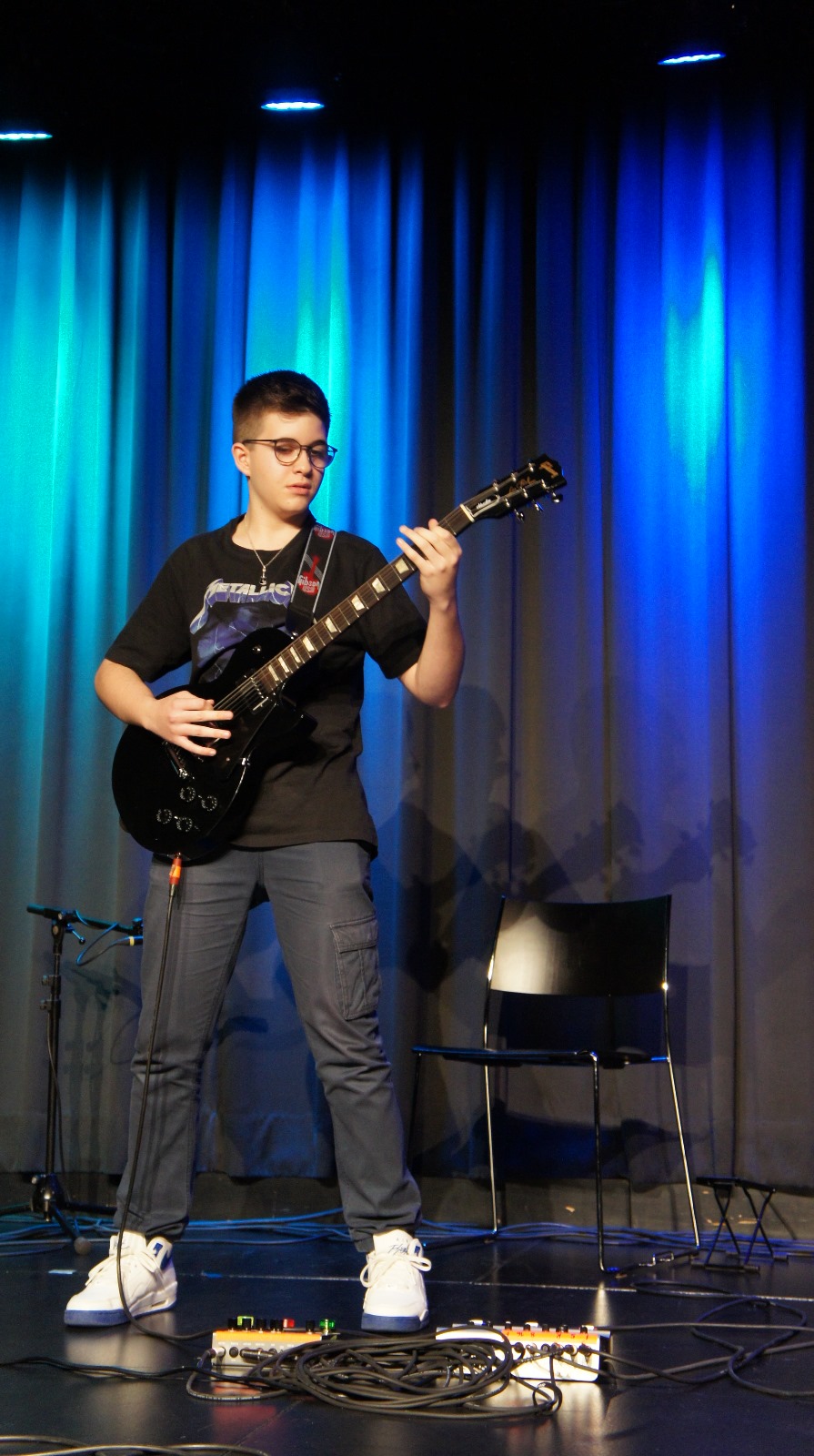 ... Gitarrenvirtuosen auf der Bühne.