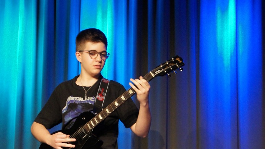 ... Gitarrenvirtuosen auf der Bühne.