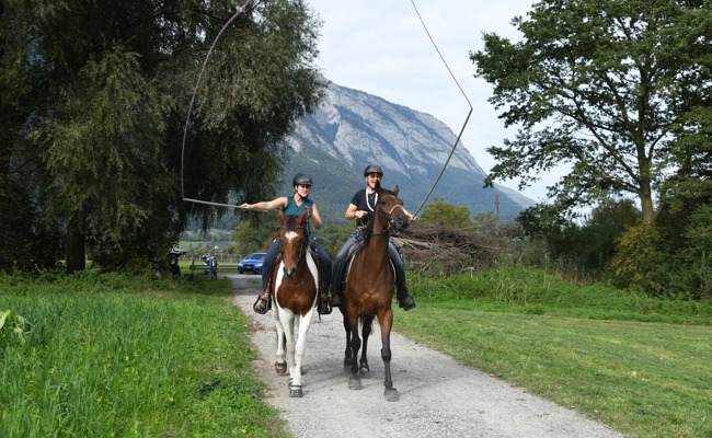 Hoch zu Pferd Geschicklichkeit bewiesen