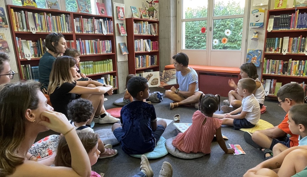 Acht Leseanimatorinnen zogen die Kinder am Tag der offenen Tür in ihren Bann.