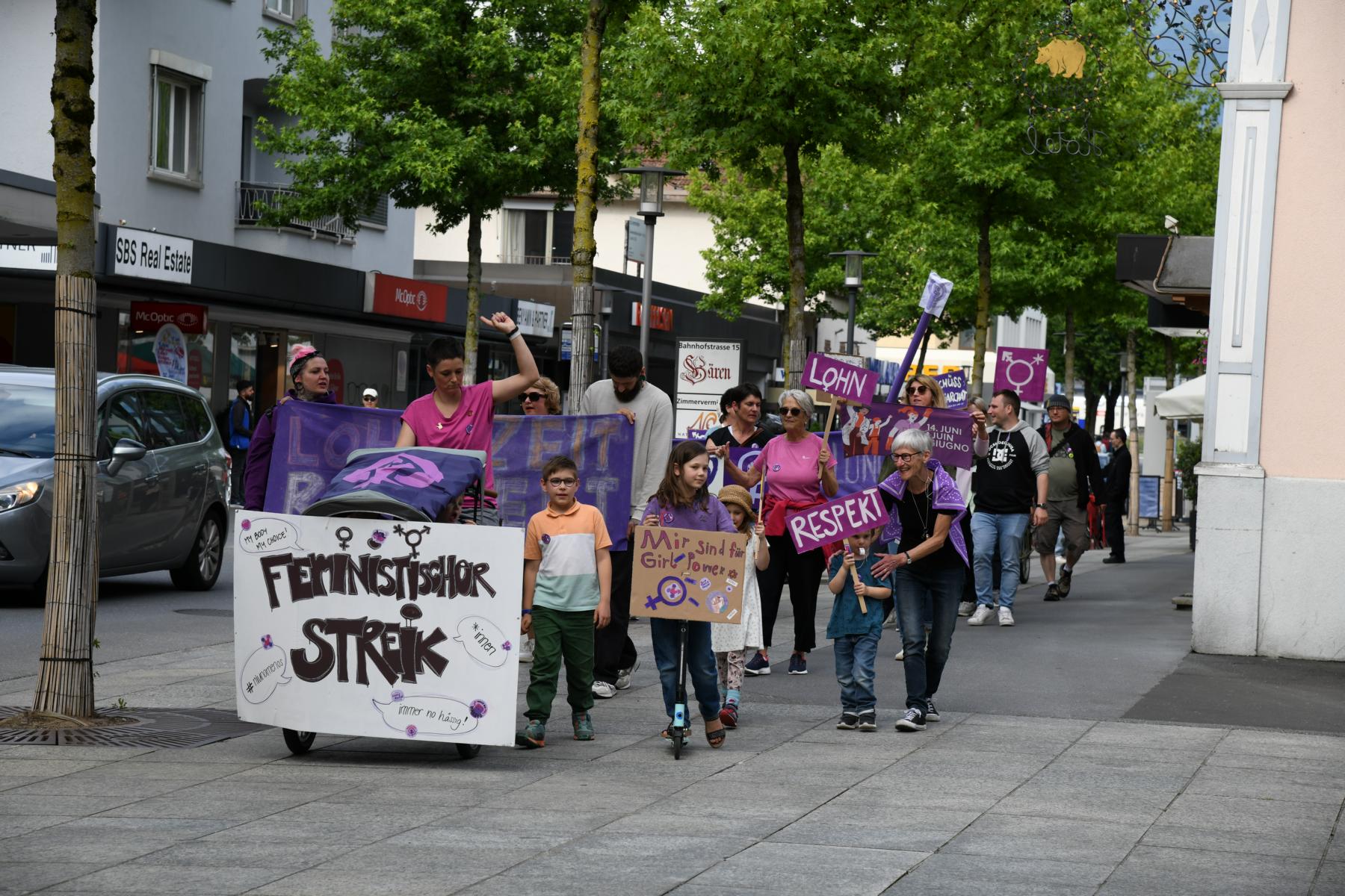 Demo der Feministischen Gruppe: «Weg mit dem alten Rollenbild»