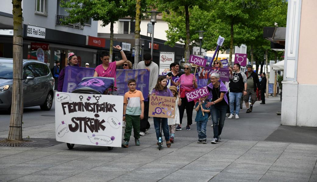 Rund 30 Personen von jung bis alt beteiligten sich am Freitagabend an der Demo, die beim Bahnhof begann und beim Rathaus endete.