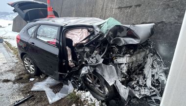 Auto kracht in Tunnelportal – Fahrer schwebt in Lebensgefahr