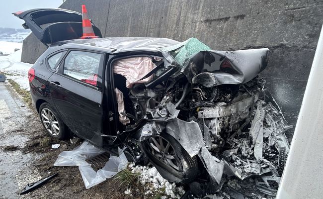 Auto kracht in Tunnelportal – Fahrer schwebt in Lebensgefahr