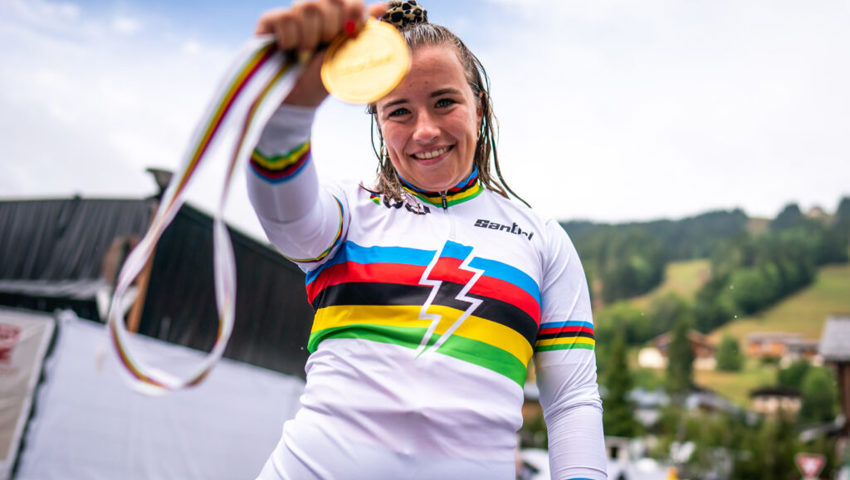  Stolz präsentiert Nicole Göldi ihre zweite WM-Goldmedaille. 