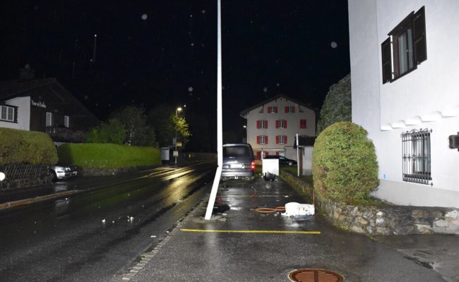 Alkoholisierter Autofahrer krachte in Klosters in einen Kandelaber und einen Hydranten