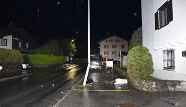 Alkoholisierter Autofahrer krachte in Klosters in einen Kandelaber und einen Hydranten