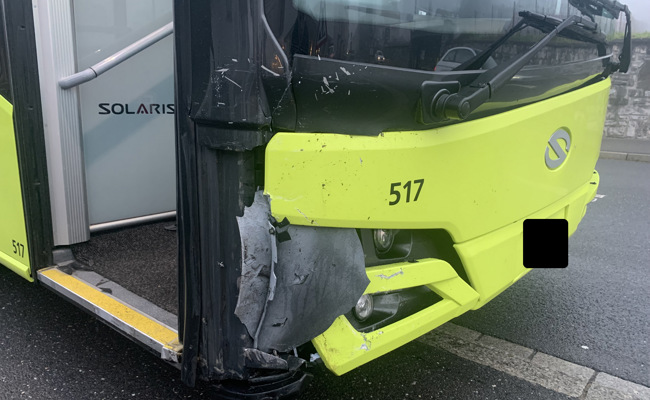 Beim Wegfahren von der Tankstelle war ein Bus im Weg