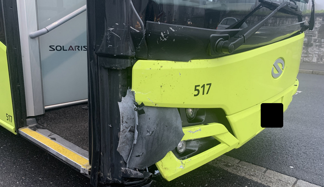 Der nach dem Unfall vorne rechts lädierte Linienbus.