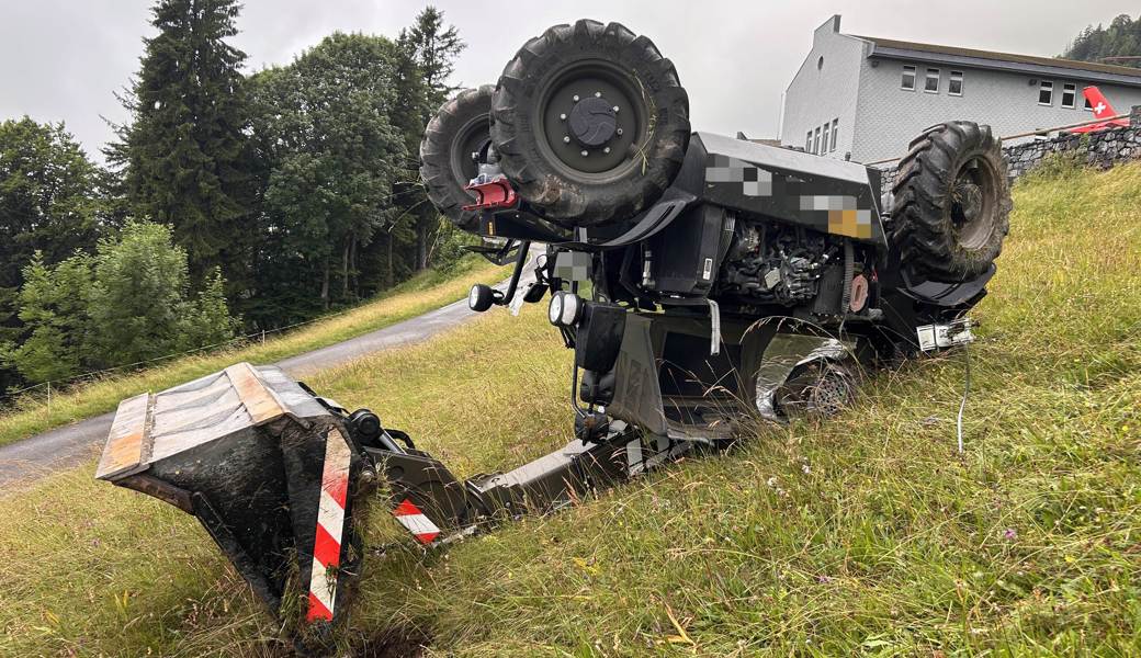 Der Arbeitskarren überschlug sich. Dabei wurde der Fahrer herausgeschleudert.