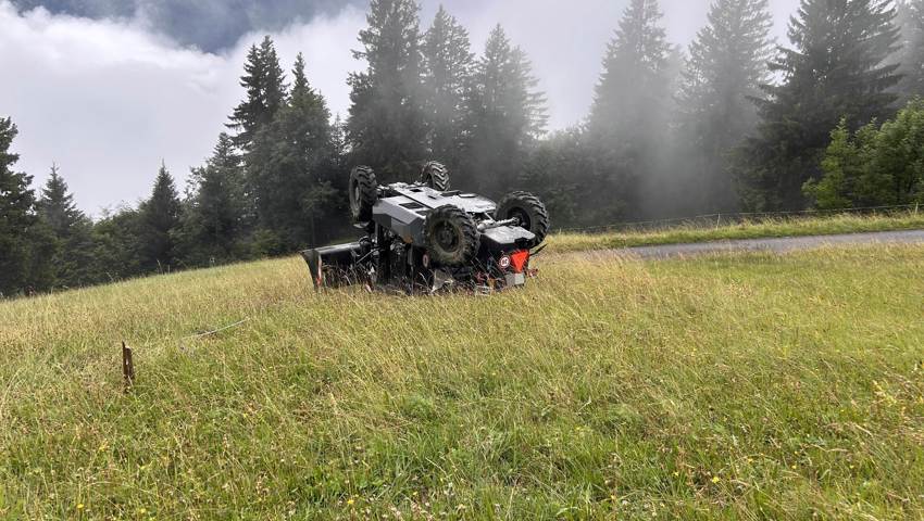 Der Arbeitskarren kam erst weit in der Wiese unten zum Stillstand.