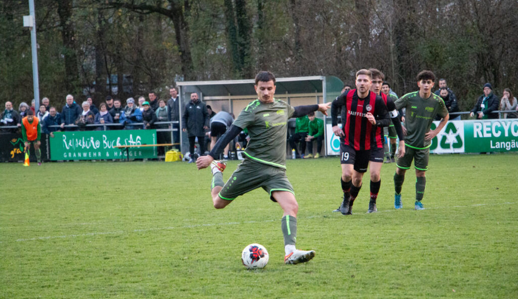  Volle Konzentration von Agan Amzi beim Penalty. 