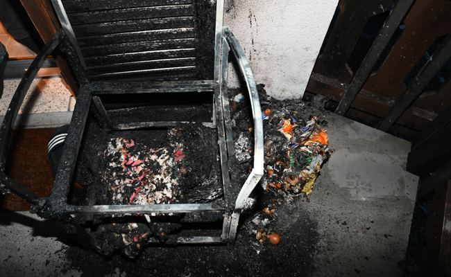 Abfallsack auf Balkon fing Feuer