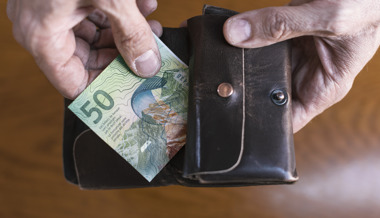 Mutige Frau schreit Räuber in die Flucht