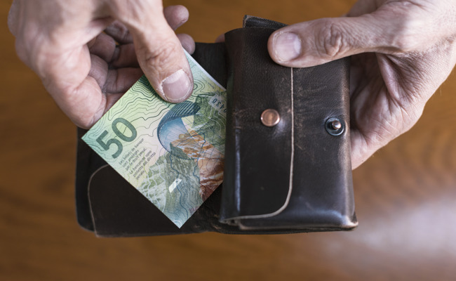 Mutige Frau schreit Räuber in die Flucht