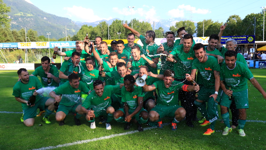 Mit Clemente als Trainer (links) stieg der FC Buchs 2017 in die 2. Liga Interregional auf.